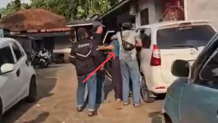 Tim reserse polres Pamekasan saat menangkap tersangka oknum guru ngaji perkosa 2 anak di bawah umur.