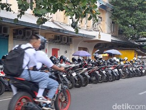 DPRD Surabaya Usul Gratiskan Parkir TJU, Gantinya Bayar Pajak Bareng STNK