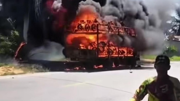 Truk Ekspedisi Pengangkut Sepeda Motor Hangus Terbakar di Langkat