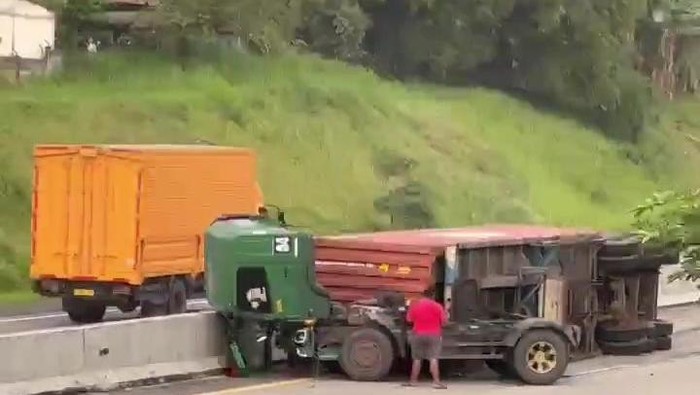 Kecelakaan tunggal terjadi di jalan tol Semarang-Solo, wilayah Boyolali. Truk kontainer terguling setelah menabrak pagar median jalan.