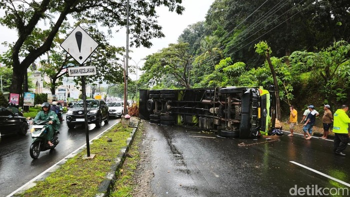 Satu unit truk bermuatan triplek terguling di tanjakan Silayur atau Jalan Prof Dr Hamka, Ngaliyan, Semarang, pagi ini.