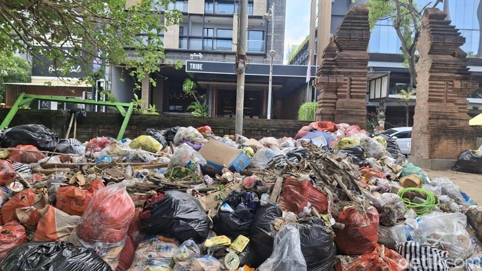 Tumpukan sampah di Pantai Kuta mulai mengganggu hotel yang berada di sekitarnya, Rabu (22/4/2026).