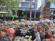 Duh! Banyak yang Buang Sampah Diam-diam di Pantai Kuta sampai Menumpuk