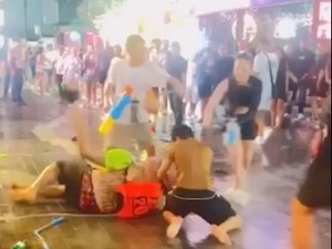 Terungkap! Aksi Bullying Berkedok Main Air di Festival Songkran