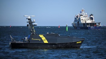 Sebuah kapal tanpa awak permukaan (USV) bernama Stormborn terlihat berada di pintu masuk pelabuhan. Kehadirannya digunakan untuk menguji solusi industri dalam meningkatkan kesadaran situasional di area maritim. REUTERS/Annegret Hilse