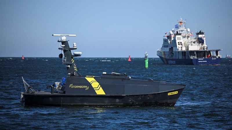 Uji coba teknologi keamanan maritim digelar di Jerman dengan melibatkan robot anjing, kapal tanpa awak, dan simulasi militer untuk meningkatkan pengawasan pelabuhan. REUTERS/Annegret Hilse