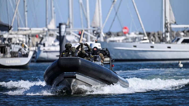 Uji coba teknologi keamanan maritim digelar di Jerman dengan melibatkan robot anjing, kapal tanpa awak, dan simulasi militer untuk meningkatkan pengawasan pelabuhan. REUTERS/Annegret Hilse