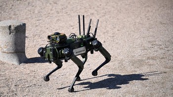 Robot anjing (UGV) turut dilibatkan dalam demonstrasi militer untuk perlindungan pelabuhan. Perangkat tersebut terlihat berjalan serta menjalankan berbagai fungsi operasional di lapangan. REUTERS/Annegret Hilse