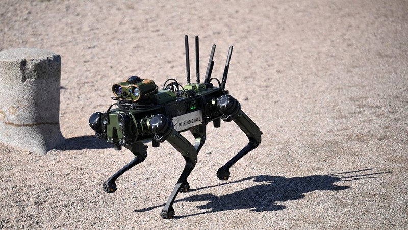 Uji coba teknologi keamanan maritim digelar di Jerman dengan melibatkan robot anjing, kapal tanpa awak, dan simulasi militer untuk meningkatkan pengawasan pelabuhan. REUTERS/Annegret Hilse