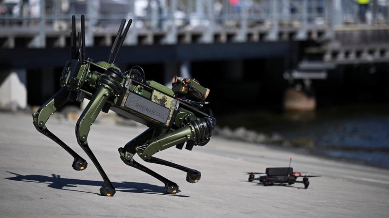 Uji coba teknologi keamanan maritim digelar di Jerman dengan melibatkan robot anjing, kapal tanpa awak, dan simulasi militer untuk meningkatkan pengawasan pelabuhan. REUTERS/Annegret Hilse