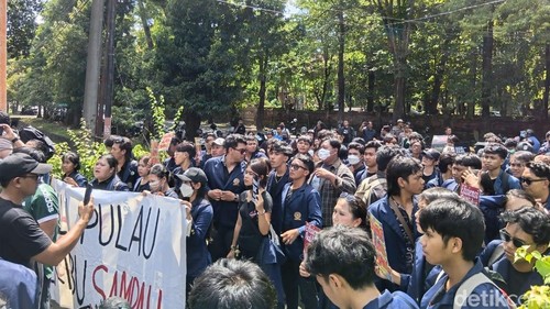 Unjuk rasa mahasiswa Unud di depan Gedung DPRD Bali, Rabu (22/4/2026).