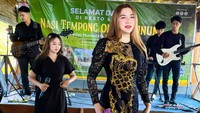 Vicky Shu terlihat tampil di panggung kecil dalam acara pembukaan suatu resto di Semarang, Jawa Tengah. Pakaian yang dikenakan juga tetap cetar membahana. (Foto: dok Instagram vickyshu)