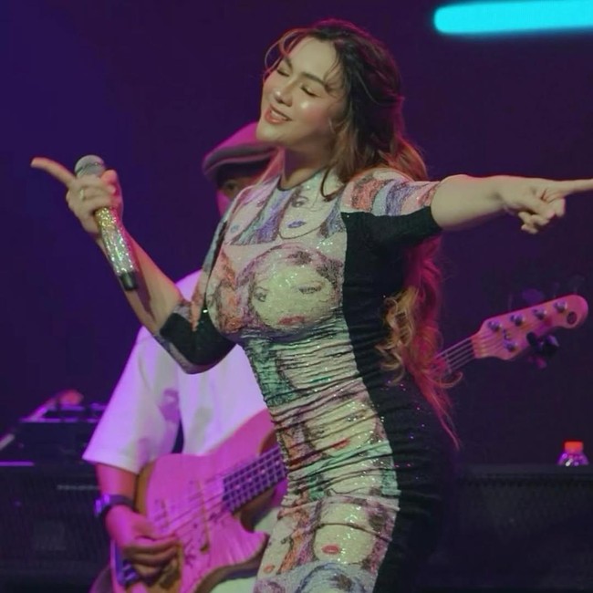 Vicky Shu Membumi: Panggung Kecil Gak Jadi Soal