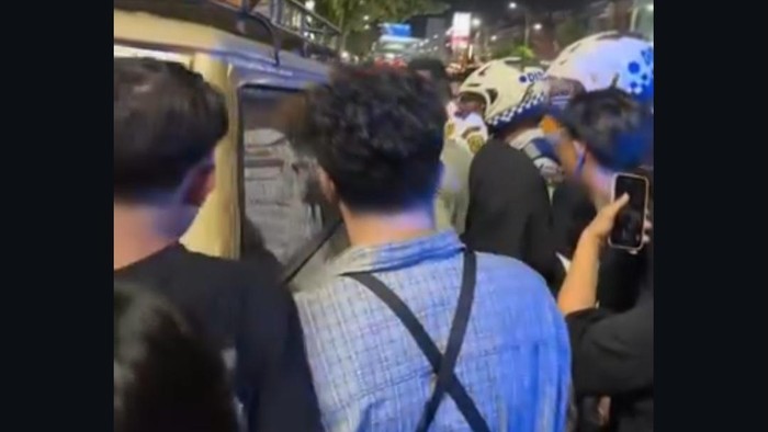 Viral di media sosial pengendara dan petugas Dinas Perhubungan (Dishub) Kota Medan cekcok di Jalan Gatot Subroto, Kecamatan Medan Petisah. (Tangkapan layar Instagram)