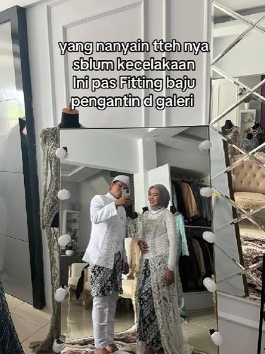 Viral kisah MUA menangis saat merias pengantin wanita akibat kecelakaan. Meski menahan sakit, pengantin tetap semangat.