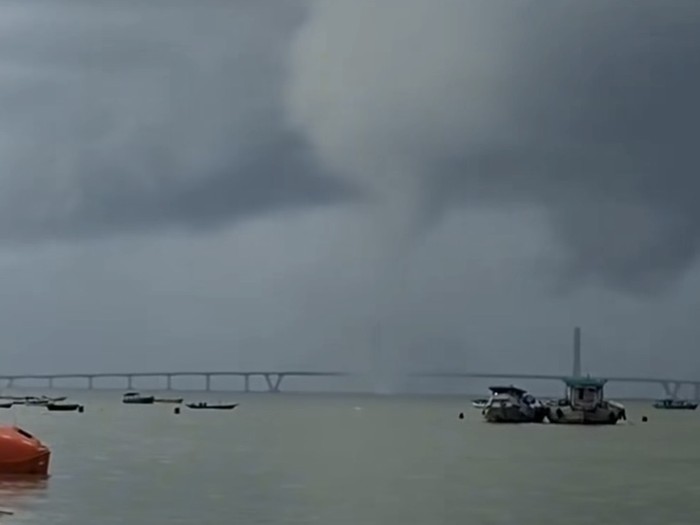 ScreenshotViral pusaran angin di kawasan perairan dekat Jembatan Suramadu.