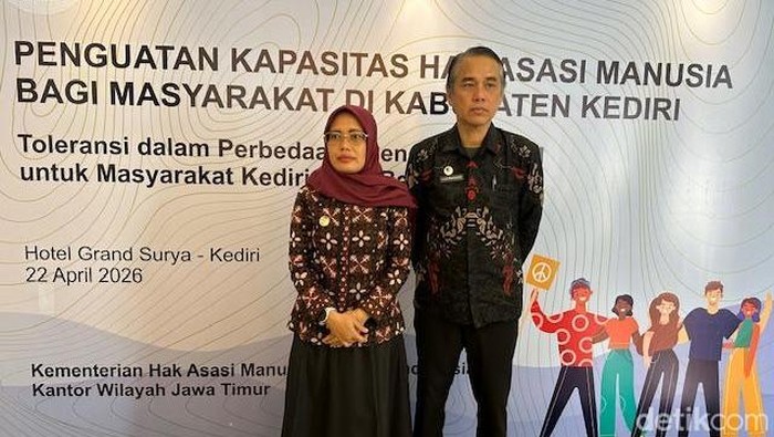 Wakil Bupati Kediri Dewi Mariya Ulfa bersama Kepala Kantor Wilayah Kementerian HAM Jawa Timur, Toar R.E. Mangaribi
