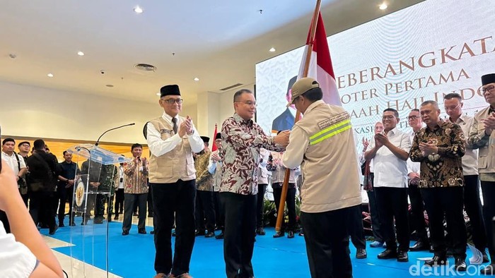 Wakil Ketua DPR RI, Sufmi Dasco Ahmad (tengah) secara simbolis melepas keberangkatan jemaah haji menuju ke Madinah, Rabu (22/4/2026).
