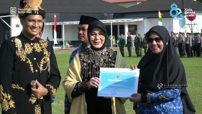 Wali Kota Illiza Saaduddin Djamal didampingi Wakil Wali Afdhal Khalilullah menyerahkan penghargaan kepada ASN di Banda Aceh. (Foto: Tangkapan layar siaran langsung).