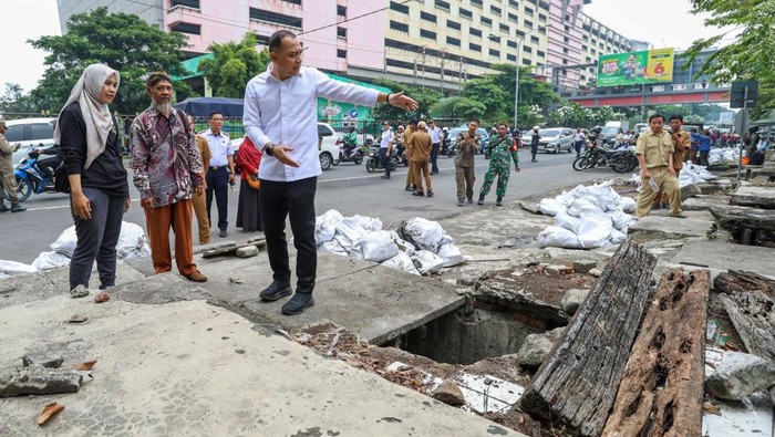 Walkot Eri meninjau kawasan Wonokromo Surabaya