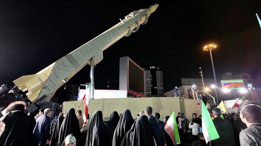 Warga Iran memadati jalan-jalan ibu kota Teheran pada Selasa (21/4/2026), bertepatan dengan pameran persenjataan rudal balistik oleh militer. Warga Iran memadati jalan-jalan ibu kota Teheran pada Selasa (21/4/2026), bertepatan dengan pameran persenjataan rudal balistik oleh militer. (Tangkapan Layar Video Reuters/POOL via WANA)