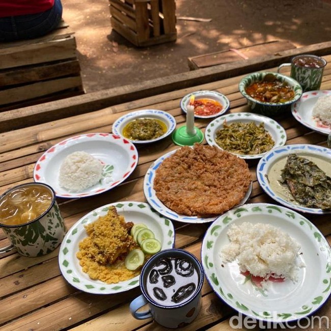 Lokasinya dekat Kuburan, Warung Makan di BSD Ini Justru Laris Manis!