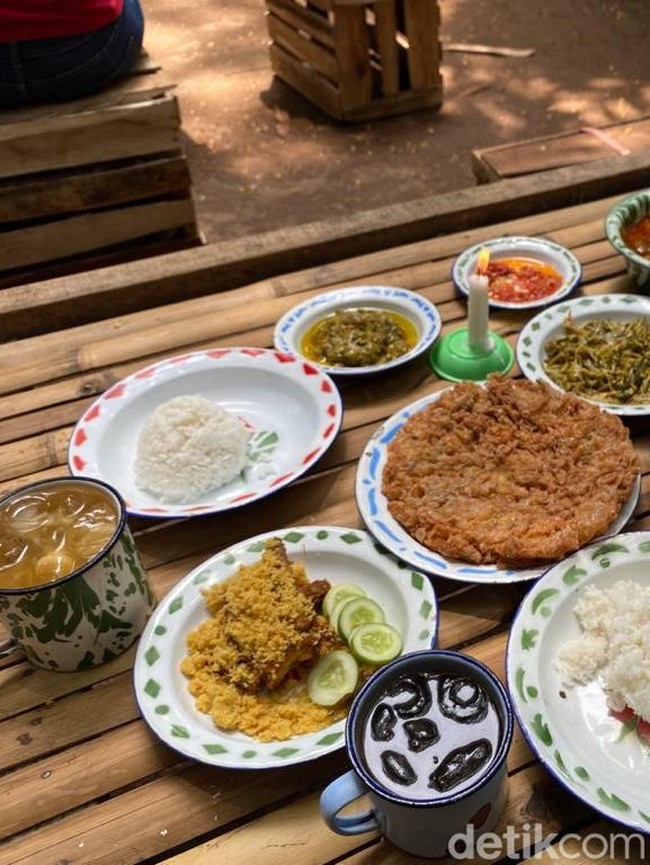 Lokasinya dekat Kuburan, Warung Makan di BSD Ini Justru Laris Manis!