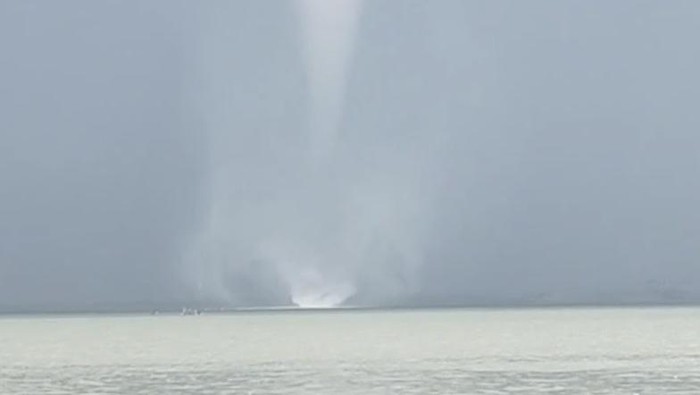 Waterspout di dekat Jembatan Suramadu
