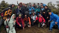 Wendy Walters bersama rombongan pendakian Gunung Leuser. Ada insideng hujan es juga. Benar-benar survival modenya aktif pol. Belajar banyak hal, kata Wendy. Foto: Instagram @wendywalters