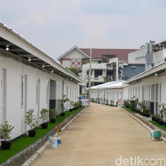 324 Hunian Warga Bantaran Rel Pasar Senen Hampir Rampung