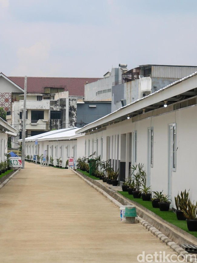 324 Hunian Warga Bantaran Rel Pasar Senen Hampir Rampung