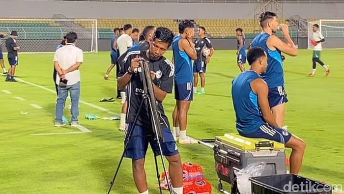 Asisten Pelatih PSM, Ahmad Amiruddin saat mempersiapkan materi latihan.
