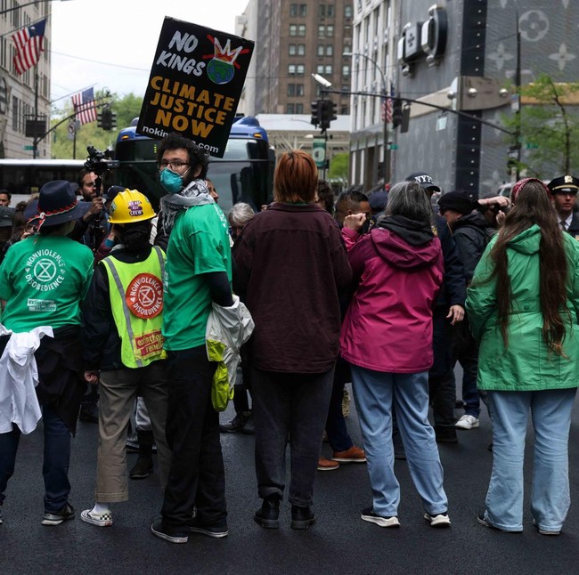 Aksi Blokade Hari Bumi di New York, Aktivis Iklim Targetkan Trump Tower