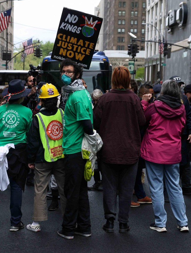Aksi Blokade Hari Bumi di New York, Aktivis Iklim Targetkan Trump Tower