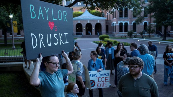 Aksi protes mewarnai penyelenggaraan acara yang digelar oleh Turning Point USA di Baylor University, Waco, pada Rabu (22/4/2026). Sejumlah warga dan aktivis berkumpul di sekitar kampus untuk menyuarakan penolakan terhadap kegiatan tersebut. REUTERS/Joel Angel Juarez