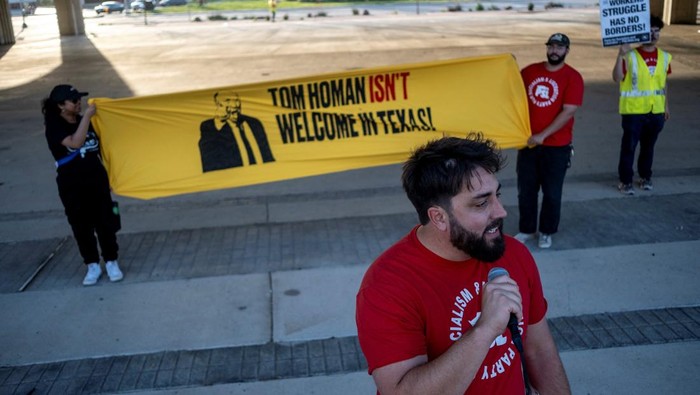 Aksi protes mewarnai penyelenggaraan acara yang digelar oleh Turning Point USA di Baylor University, Waco, pada Rabu (22/4/2026). Sejumlah warga dan aktivis berkumpul di sekitar kampus untuk menyuarakan penolakan terhadap kegiatan tersebut. REUTERS/Joel Angel Juarez