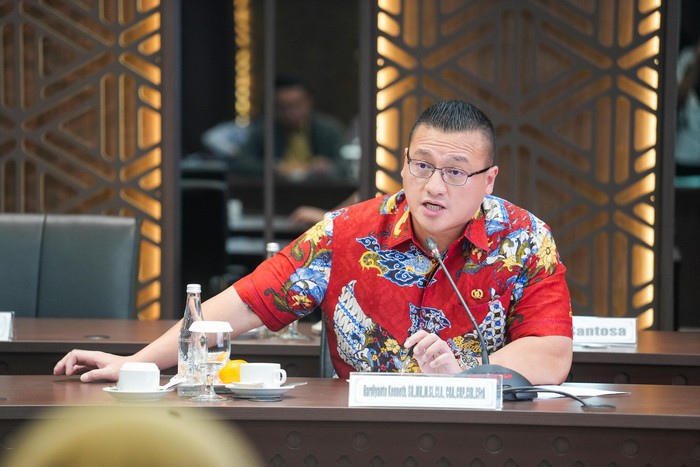 Anggota DPRD DKI Jakarta, Hardiyanto Kenneth Menyampaikan Pendapatnya Pada Saat Rapat Komisi di Gedung DPRD DKI Jakarta, Kebon Sirih Jakpus.