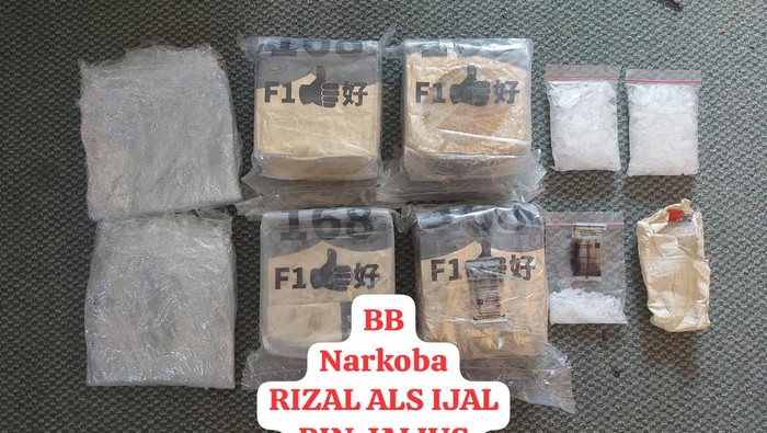 Bareskrim Polri membongkar 4,2 kilogram sabu yang dikendalikan pasutri di Pekanbaru.