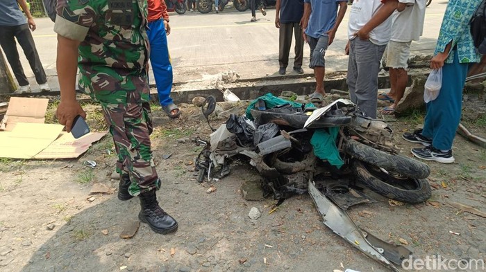Kondisi sepeda motor Honda Beat yang ringsek usai ditabrak mobil bak angkutan tabung oksigen di Jalan Raya Purwokerto-Patikraja