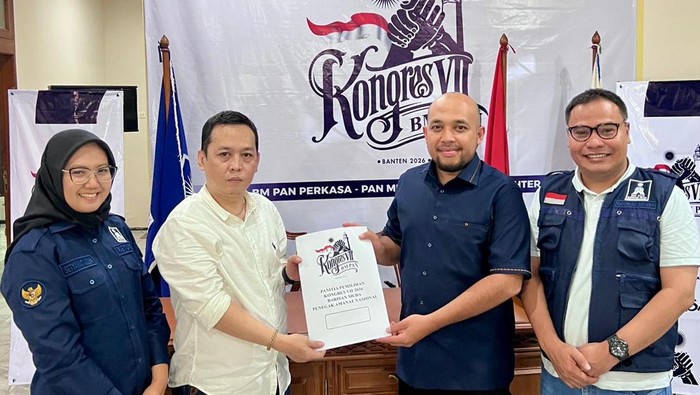 Mora Harahap (dua kanan) maju menjadi Ketua Umum BM PAN