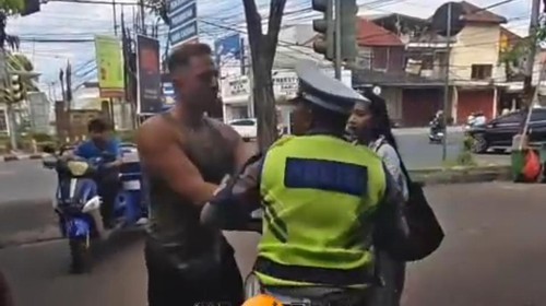GI yang terekam marah saat ditilang oleh petugas kepolisian karena tidak memakai helm di Simpang TL Camat Gunung Agung, Denpasar, Rabu (22/4/2026).