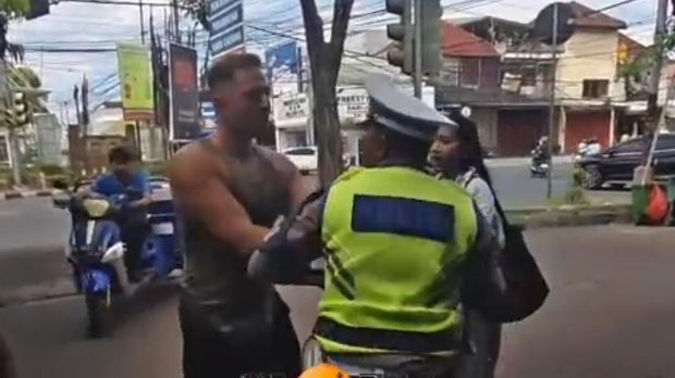 GI yang terekam marah saat ditilang oleh petugas kepolisian karena tidak memakai helm di Simpang TL Camat Gunung Agung, Denpasar, Rabu (22/4/2026).
