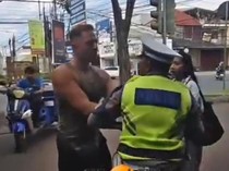 Bule Italia Tak Pakai Helm Ngamuk Ditilang Polisi, Ia Terancam Dideportasi