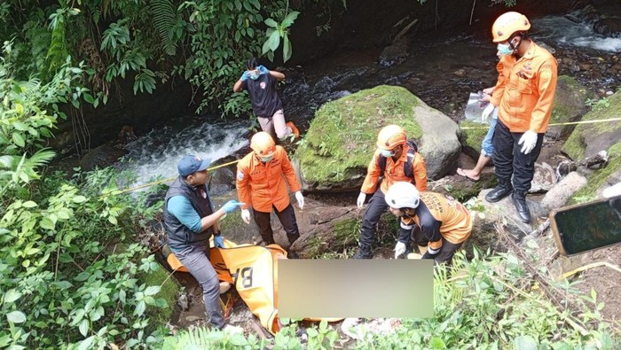 Proses evakuasi mayat pria yang diduga bunuh diri di Jembatan Cangar, Kota Batu