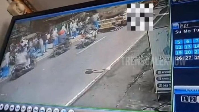 Rekaman CCTV pria di Kediri nekat mengakhiri hidupnya dengan masuk ke kolong truk