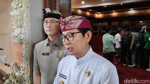 Bupati Badung, I Wayan Adi Arnawa dan Sekda Badung usai rapat di DPRD, Kamis (23/4/2026). (Agus Eka/detikBali)