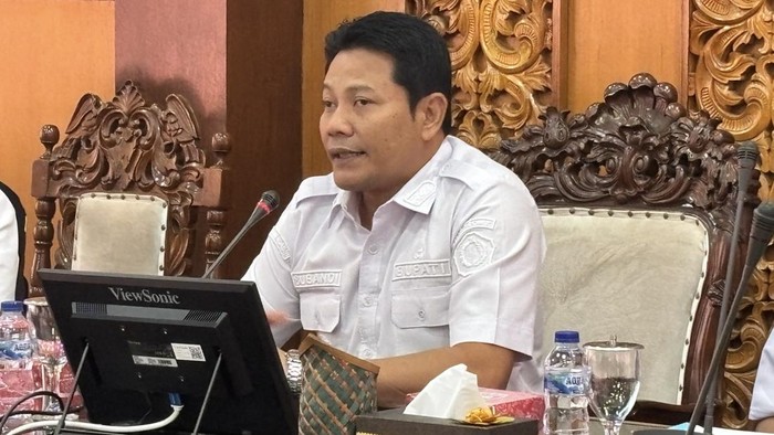 Bupati Sidoarjo Subandi saat membahas permasalahan sampah.