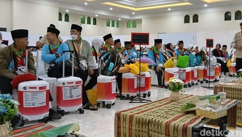 Jemaah calon haji asal Lombok Barat tiba di Asrama Haji Embarkasi Lombok di Mataram, Kamis (23/4/2026).