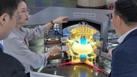Para pengunjung, termasuk pelaku industri, akademisi, serta perwakilan berbagai negara, terlihat mengunjungi berbagai stan yang memamerkan inovasi di bidang energi nuklir. Teknologi yang ditampilkan mencakup pengembangan reaktor, sistem keselamatan, hingga pemanfaatan nuklir untuk kebutuhan sipil. CFOTO/Future Publishing via Gett/CFOTO