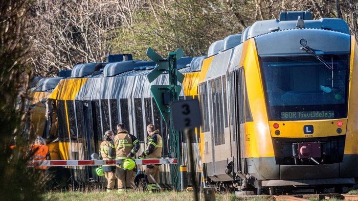 Dua kereta api bertabrakan di dekat Kopenhagen, ibu kota Denmark (Foto: Reuters/Steven Knap)